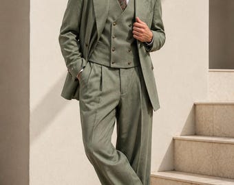 Könnte beinhalten: Ein salbeigrüner Dreiteiler bestehend aus einer zweireihigen Weste, einem passenden Blazer und einer Bundfaltenhose. Das Ensemble wird mit einem weißen Hemd mit Kragen, einer dunklen Krawatte mit Muster und schwarzen Lederschuhen kombiniert.