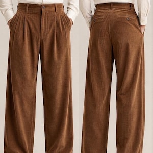 Puede incluir: Pantalones de pana marrón con silueta de pierna ancha, pliegues delanteros, cierre de botón, trabillas para cinturón y dos bolsillos traseros. La tela tiene una textura acanalada vertical, mostrados desde vistas frontal y posterior.