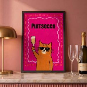 Könnte beinhalten: Ein gerahmter Kunstdruck mit leuchtend pinkem Hintergrund, einem wellenförmigen Rand und dem Text Purrsecco. Ein orangefarbener getigerter Kater mit schwarzer Sonnenbrille hält ein Glas Sekt in seiner rechten Pfote.