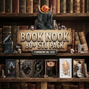 Può includere: Una collezione digitale di oltre 80 file STL per la stampa 3D di angoli per libri, con un cartello centrale che recita BOOK NOOK 80+ STL PACK COMMERCIAL USE. L'esposizione include diorami in miniatura di un mostro, drago, occhio, scale e clown.