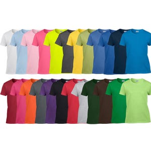 Könnte beinhalten: Eine Sammlung von achtundzwanzig kurzärmeligen T-Shirts mit Rundhalsausschnitt, die in zwei Reihen angeordnet sind. Die T-Shirts sind in einer Vielzahl von Unifarben erhältlich, darunter Weiß, Hellblau, Pink, Neonpink, Neongelb, Anthrazit, Gelb, Oliv, Blau, Marineblau, Hellblau, Rot, Orange, Lila, Schwarz, Grau, Dunkelgrün, Braun und Limettengrün.