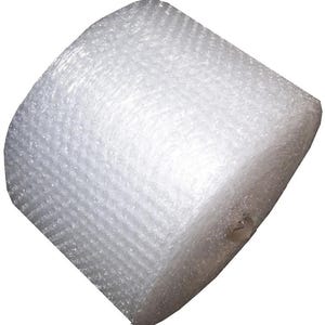 Könnte beinhalten: Eine große, zylindrische Rolle aus transparenter Luftpolsterfolie mit einem sich wiederholenden Muster aus kleinen, luftgefüllten, kreisförmigen Polstern auf der gesamten Oberfläche, die zum Schutz und zur Polsterung zerbrechlicher Gegenstände dient.