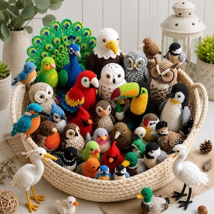 Op de afbeelding: Een grote verzameling kleurrijke, handgemaakte gehaakte vogels en dieren in een gevlochten mand. Het assortiment bevat een pauw, Amerikaanse zeearend, toekan, uilen, pinguïns en diverse kleine zangvogels in levendige garenkleuren.