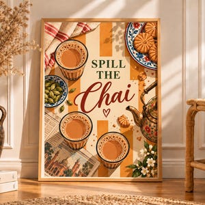 Op de afbeelding: Een ingelijste verticale poster met een lichtgeel en wit gestreepte achtergrond met de tekst "SPILL THE Chai" en een klein hartje. De illustratie bevat drie glazen chai-thee, een theepot met bloemen, een kom kardemom en koekjes.