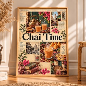 Op de afbeelding: Een rechthoekige wandkunstprint getiteld Chai Time met een collage van afbeeldingen, waaronder een koperen theepot, glazen chai, borden met koekjes en straattaferelen. De poster bevat tekst zoals The Daily Brew, Chai Stall Chronicles en Spice Sips Brighter Days, versierd met roze bloemen en groene bladeren.