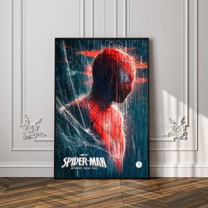 Könnte beinhalten: Ein rechteckiges Wandposter mit einer Profilansicht von Spider-Man in einem rot-blauen Anzug, teilweise verdeckt durch weiße Spinnweben und Regenschleier vor einem dunklen Hintergrund. Der Text Spider-Man Brand New Day steht am unteren Rand.