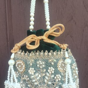 Pochette Potli en velours vert émeraude brodée de perles | Pochette indienne à cordon pour mariée | Pochette ethnique pour mariage | Cadeau pour demoiselle d'honneur | Sac de soirée