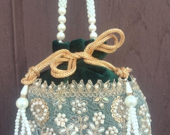 Smaragdgroene fluwelen potli-tas met parelborduurwerk | Indiase bruidstas met trekkoord | Etnische trouwclutch | Cadeau voor bruidsmeisjes | Avondtas
