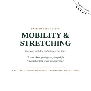 Könnte beinhalten: Eine weiße Informationsgrafik mit dem Titel BACK TO BASE HEALTH MOBILITY & STRETCHING in dunkelgrünem Text. Sie enthält den Untertitel Everyday mobility and injury prevention, ein Zitat über Fehler und eine Fußzeile mit verschiedenen Themen.