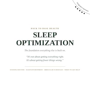 Könnte beinhalten: Eine weiße Informationsgrafik mit dem Titel BACK TO BASE HEALTH SLEEP OPTIMIZATION in dunkelgrünem Text. Sie enthält den Untertitel The foundation everything else is built on, ein Zitat über weniger Fehler und eine Fußzeile mit Themen.