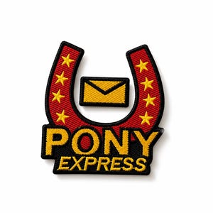 Può includere: Una toppa ricamata raffigurante un ferro di cavallo rosso con stelle gialle sui lati, un'icona a forma di busta gialla al centro e la scritta gialla PONY EXPRESS su sfondo nero, il tutto contornato da un bordo nero spesso.
