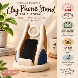 Op de afbeelding: Een digitale download PDF-handleiding voor een telefoonstandaard van klei. De standaard heeft een crèmekleurige basis en frame met donkerblauwe accenten en een ring in het midden. Tekst bevat "Clay Phone Stand PDF TUTORIAL".