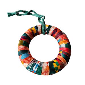 アンカラ生地のクリスマスリース - マルチカラーのアフリカンプリント、10インチ
