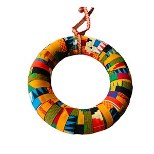 アンカラクリスマスリース - アフリカの布で作られたオリジナルのユニークな多色の装飾リース - 直径10インチ