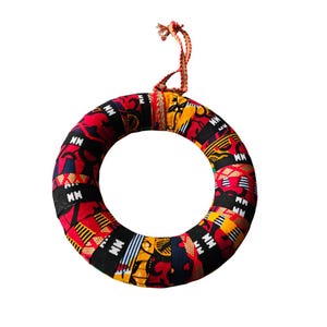 アンカラクリスマスリース - アフリカの布で作られたオリジナルのユニークな多色の装飾リース - 直径10インチ