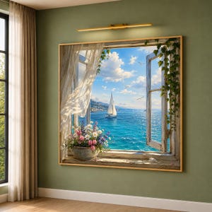 Könnte beinhalten: Ein quadratischer Wandkunstdruck mit dem Blick aus einem offenen Fenster auf ein blaues Meer mit einem weißen Segelboot, einer Topfpflanze mit rosa und weißen Blüten auf dem Sims, weißen Gardinen und grünen Ranken am hölzernen Fensterrahmen.