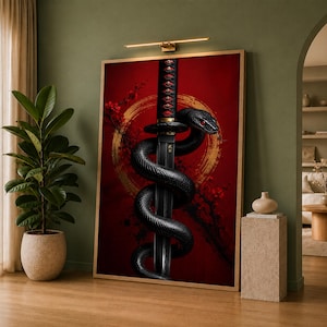 Può includere: Una stampa artistica da parete rettangolare verticale raffigurante un serpente nero avvolto attorno a una spada katana su uno sfondo rosso intenso con una pennellata circolare dorata e rami floreali rossi. L'impugnatura presenta accenti a rombo.