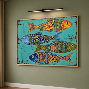 Può includere: Un'opera d'arte murale rettangolare che raffigura quattro pesci stilizzati disposti orizzontalmente su uno sfondo turchese dall'aspetto usurato. Ogni pesce presenta intricati motivi geometrici, disegni floreali e squame vivaci nei toni dell'arancione, blu, giallo e verde.