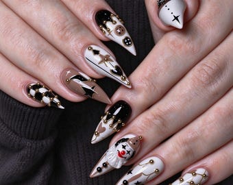 Unghie finte gotiche a forma di artiglio di gatto, unghie a stiletto nere, bianche e dorate con borchie, decorazione 3D da clown per gli amanti della moda alternativa.