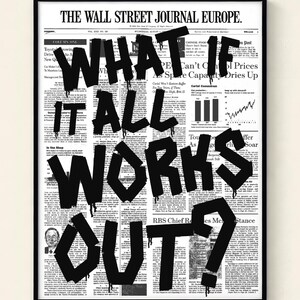 Op de afbeelding: Een ingelijste print met een zwart-wit krantenpagina van The Wall Street Journal Europe. Over de tekst heen staat de zin WHAT IF IT ALL WORKS OUT? in grote, vette, zwarte hoofdletters die eruitzien als druipende verf.