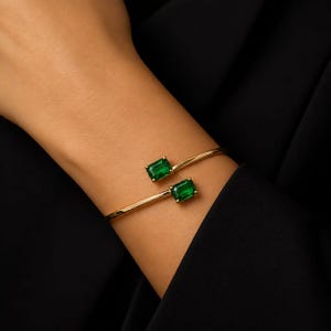 Unisex armband med grön smaragd, guldfärgad manschettarmband, elegant statement-armband, julklapp.