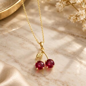 Halsband med rött rubinkörsbär, handgjort ädelstenshänge, smycken med guldkörsbär, elegant present till henne.