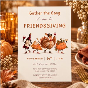 Peut inclure: Une carte d'invitation rectangulaire blanche pour Friendsgiving avec des illustrations de bouteille de vin, part de tarte à la citrouille, dinde et citrouille portant des talons rouges. Le texte indique Gather the Gang, Friendsgiving, 14 novembre, 19h et adresse.
