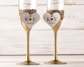 Gold wedding champagne glasses, personalized gold champagne flutes for wedding ceremony, Mr and Mrs anniversary toasting glasses with hearts