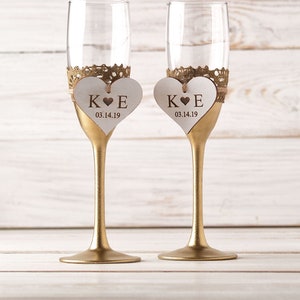 Gold Hochzeit Sektgläser, personalisierte goldene Sektgläser für Hochzeitszeremonie, Mr und Mrs Jubiläum Toastgläser mit Herzen