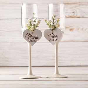 Spring Wedding Champagne Glasses with Babys Breath Flowers, Personalized Mr Mrs Anniversary Wedding Flutes with Hearts, Toasting Glasses