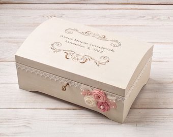 Schmuckschatulle mit Schlüssel für Mädchen, Baby-Memory-Box, kleine Mädchen-Andenken-Box, neue Baby-Schatzkiste für Mädchen, personalisierte Neugeborenen Taufe Geschenk