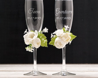 Engraved floral wedding glass set, champagne flutes custom, elegant personalized toasting flutes bride groom anniversary, white rose wedding