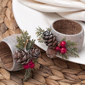 Anelli per tovaglioli natalizi con decorazioni di pigne, decorazioni rustiche per la tavola, porta tovaglioli per matrimoni invernali, decorazioni per la tavola del Ringraziamento