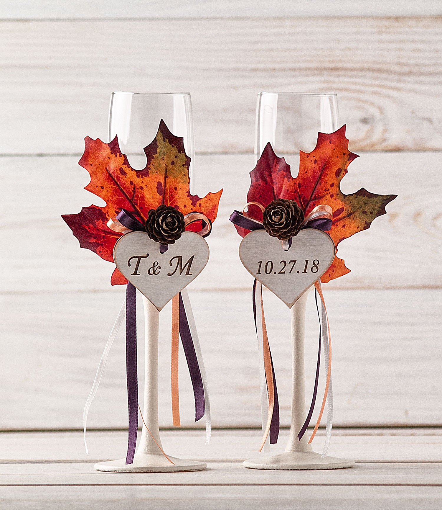 Fall wedding champagne flutes, personalized toasting glasses for bride and groom, wedding toasting flutes with leaves, thanksgiving wedding
