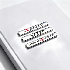 Op de afbeelding: Drie rechthoekige zilverkleurige metalen emblemen met afgeronde hoeken. Het bovenste embleem bevat het woord Sports met een rode S. Het middelste embleem toont de tekst VIP in het zwart. Het onderste embleem toont het Umbrella Corporation logo.