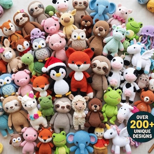 Puede incluir: Una gran colección de animales de peluche tejidos a ganchillo, incluyendo zorros, cerdos, perezosos, ranas, búhos y unicornios. Una insignia circular muestra el texto OVER 200+ UNIQUE DESIGNS. Se observan dos ganchillos de madera.
