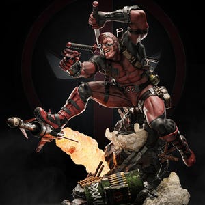 以下が含まれることがあります： 赤と黒のスーツを着たキャラクターの精巧なアクションフィギュア。剣と拳銃を手に持ち、跳躍する姿が表現されています。フィギュアは、BOOMという文字が書かれた緑色の樽と瓦礫で構成された台座の上に配置されています。