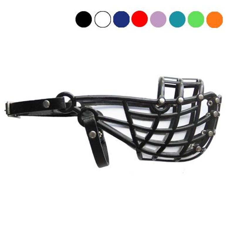 Op de afbeelding: Een zwarte hondenmuilkorf met een mandachtig ontwerp. De muilkorf heeft een leren riem en metalen klinknagels voor een veilige bevestiging. De afbeelding toont ook een kleurenpalet van zwart, wit, blauw, rood, paars, teal, groen en oranje.