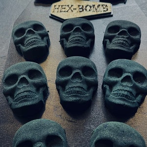 Black skull bathbomb Hexbomb black bath bomb