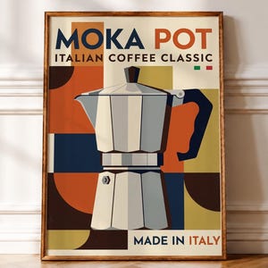 Op de afbeelding: Een ingelijste poster met een gestileerde illustratie van een zilveren mokapot. De tekst luidt MOKA POT ITALIAN COFFEE CLASSIC en MADE IN ITALY. De achtergrond bestaat uit geometrische vormen in tinten oranje, geel, blauw en crème.