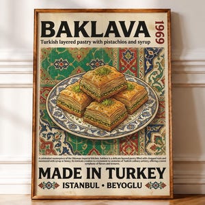Könnte beinhalten: Ein rechteckiges Poster in einem Holzrahmen mit einer zentralen Illustration von vier quadratischen Baklava-Stücken auf einem gemusterten Teller. Der Text lautet BAKLAVA 1969, Turkish layered pastry with pistachios and syrup, MADE IN TURKEY, ISTANBUL BEYOGLU.