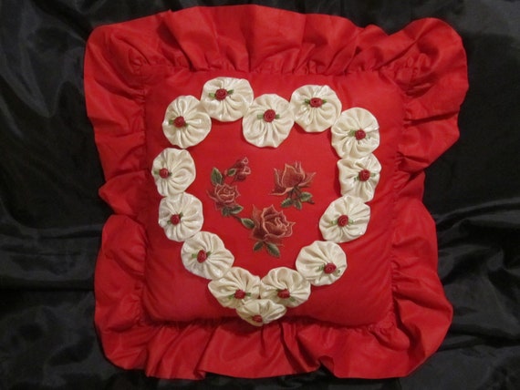 Red DECOR PILLOW, Ruffled Edge, White Yo-Yo Heart Center, Applique Roses, 12"x12" with 3" Ruffle, Shabby Chic, Cottage, Valentine, Red Roses