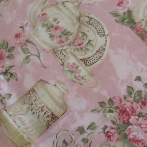Pu&ograve; includere: Tessuto rosa con un motivo floreale con rose e tazze da t&egrave;. Il tessuto ha un'estetica vintage ed &egrave; perfetto per progetti di artigianato.