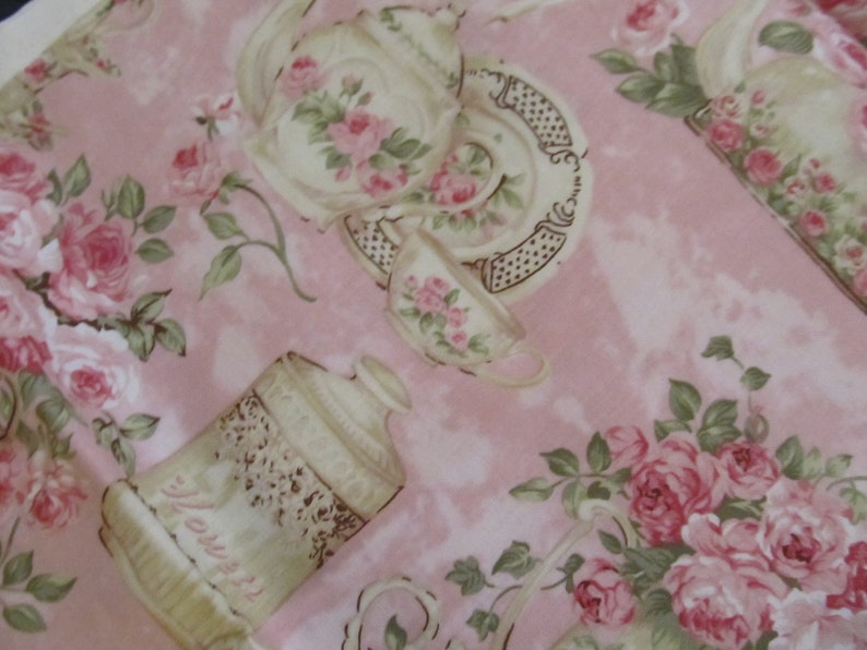 Pu&ograve; includere: Tessuto rosa con un motivo floreale con rose e tazze da t&egrave;. Il tessuto ha un'estetica vintage ed &egrave; perfetto per progetti di artigianato.