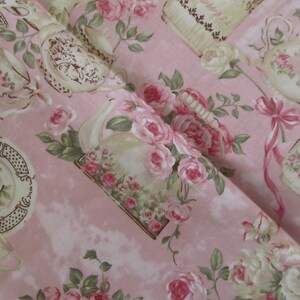 Pu&ograve; includere: Tessuto rosa con un motivo ripetitivo di tazze da t&egrave;, teiere e rose. Il tessuto ha un'estetica vintage.