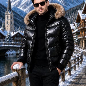 Könnte beinhalten: Eine glänzende schwarze Daunenjacke mit Kapuze und dickem braunem Kunstfellbesatz, durchgehendem Reißverschluss und gerippten Bündchen. Die Jacke wird über einem schwarzen Rollkragenpullover getragen und mit einer schwarzen Hose sowie einer Sonnenbrille kombiniert.