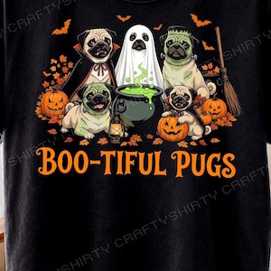Może przedstawiać: Czarna koszulka z grafiką przedstawiającą pięć mopsów w kostiumach na Halloween, w tym wampira, ducha i potwora Frankensteina. Wzór zawiera kociołek, dynie, miotłę oraz pomarańczowy napis BOO-TIFUL PUGS.