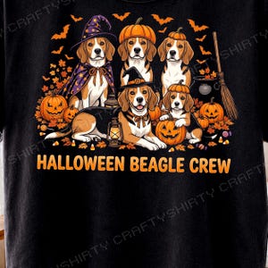Puede incluir: Una camiseta negra con un gráfico de cinco perros beagle disfrazados para Halloween con calabazas, una linterna y una escoba. Los perros llevan sombreros de bruja y gorros de calabaza. El texto HALLOWEEN BEAGLE CREW aparece en naranja debajo.