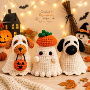Puede incluir: Tres figuras de ganchillo para Halloween: un cachorro con disfraz de fantasma sosteniendo un cubo de calabaza, un fantasma con sombrero de calabaza y un cachorro con disfraz de fantasma y orejas negras. Texto: Crochet Halloween Puppy PDF Free Pattern.