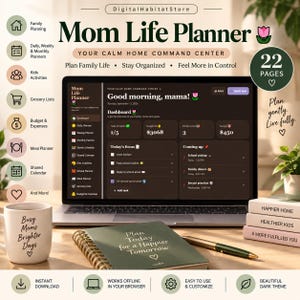 Könnte beinhalten: Ein digitaler Mom Life Planer auf einem Laptop-Bildschirm mit einem dunklen Dashboard, Aufgabenlisten, Budget und Familienereignissen. Enthält eine weiße Tasse mit Text, ein Spiralnotizbuch, einen Stift und gestapelte Bücher mit Text.